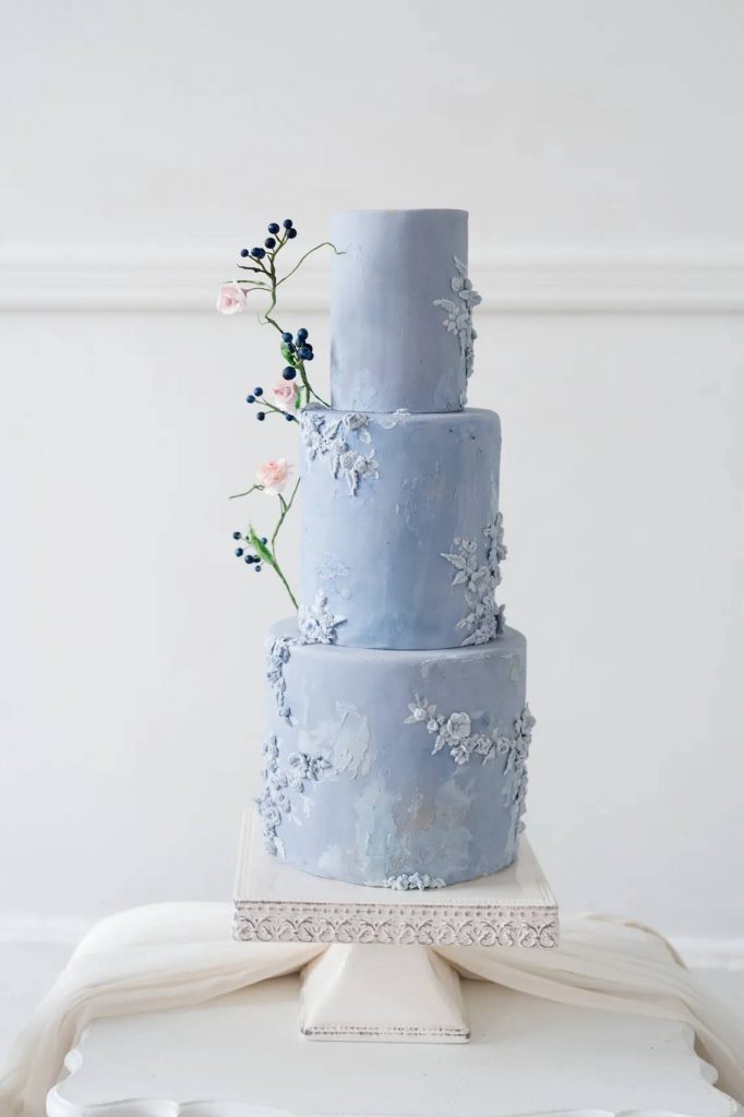 tarta de boda azul decorada con flores 2ed6a5b5 1140x1712